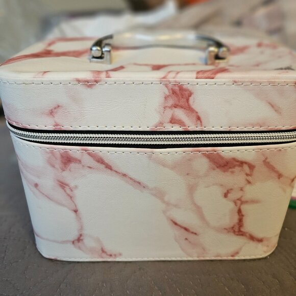 Makeup Train bundled with Makeup & Skincare - Picture 4 of 5